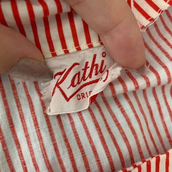 Vintage 50s Sleeveless Midi Swing Dress M Red Striped Buttons Pleated Lace Doily - Picture 7 of 7